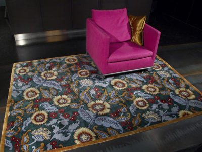 Šilko kilimėliai yra žvilgantys ir ryškių spalvų