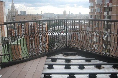 Tabla de terasă este așezată pe bușteni, astfel încât nu încărcă designul balconului