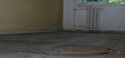 How to dismantle parquet that was glued to a gypsum screed?