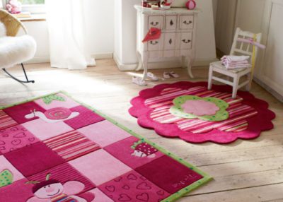 Tapetes práticos para um quarto de criança agradável com cores vivas