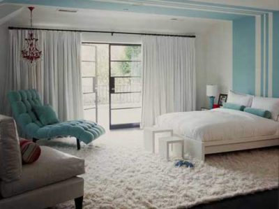 Um tapete grande cobre todo o chão do quarto com uma pilha macia e fofa