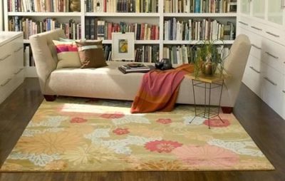 Średniej wielkości dywan podkreśla komfort strefy relaksu