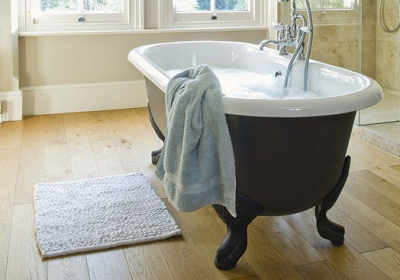 O tapete de banho deve ser pequeno e resistente à umidade
