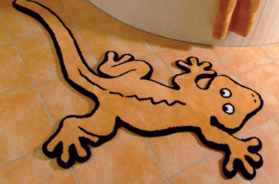 Um lagarto laranja espalhado no chão do banheiro ajuda os pequenos a adorar os procedimentos com a água