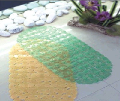 Des tapis en caoutchouc translucide avec une surface brillante complètent le caractère aqueux de la salle de bain