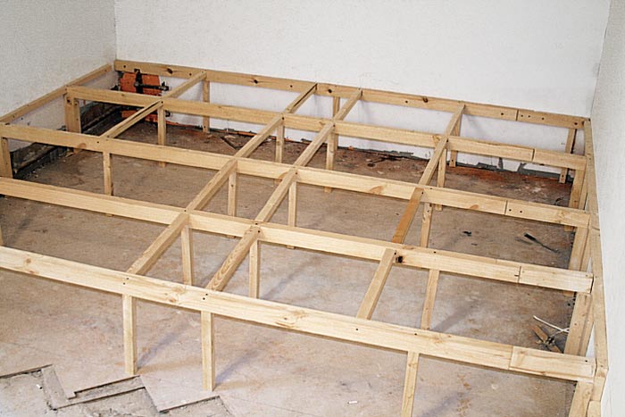 Κατασκευή βάσης σκελετού σε διαμέρισμα ή τρόπος ανύψωσης μέρους του δαπέδου