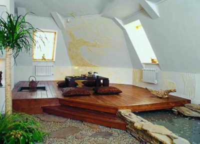 O interior temático é baseado em um pódio de madeira que se ergue acima de passarelas de pedra