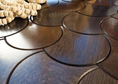 Baldosas de madera: una forma de crear una textura inusual del piso