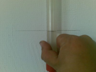 Подравняване на повърхността на водата в тръбата с маркировка на стената