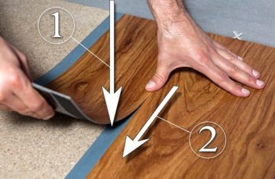 Laying the second row of flexible laminate