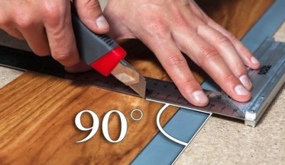Corte o laminado flexível com uma faca de construção
