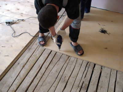 Installation von Sperrholz auf dem Dielenboden