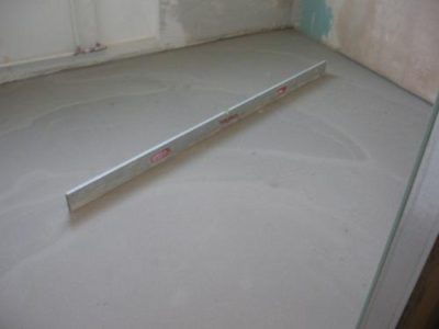 Tasoitusseos betonilattian tasaamiseksi