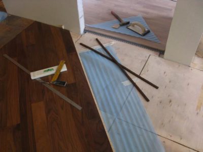 Schede OSB per il livellamento di un pavimento in legno sotto un laminato