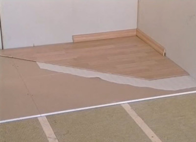 Laying a laminate on an insulated floor