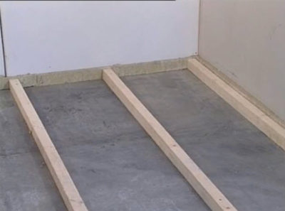 Installation of logs on a concrete floor