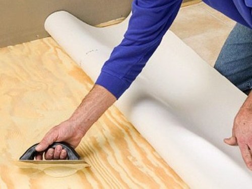 Laying linoleum on a wooden floor: preparing the base and laying on glue