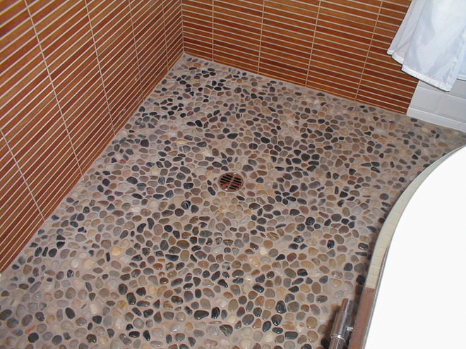 Lantai kerikil di bilik mandi: gambaran keseluruhan 3 cara meletakkan lapisan yang tidak biasa