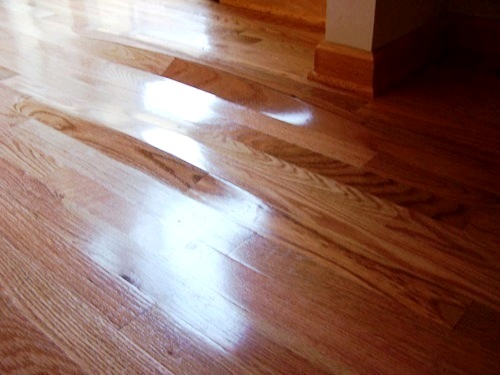 Golven op de vloer verwijderen: dekvloer, linoleum, laminaat en parket behandelen