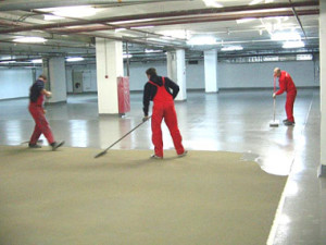 Penyingkiran habuk dan pengerasan lantai konkrit: teknologi topping dan impregnation