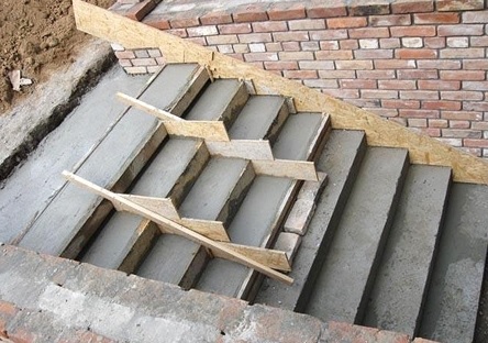 Escalier monolithique en béton à monter soi-même: étapes de construction pas à pas