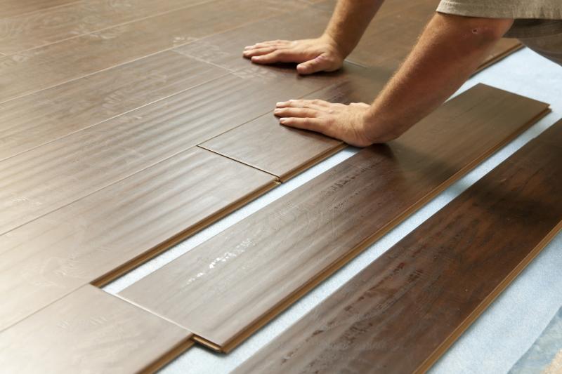 Welche Art von Beschichtung soll der alte Holzboden ersetzen und wie soll er verlegt werden?