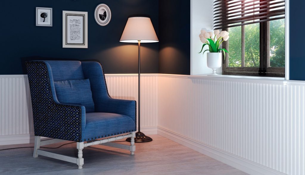 Kambarys su mėlynu foteliu ir grindų lempa.