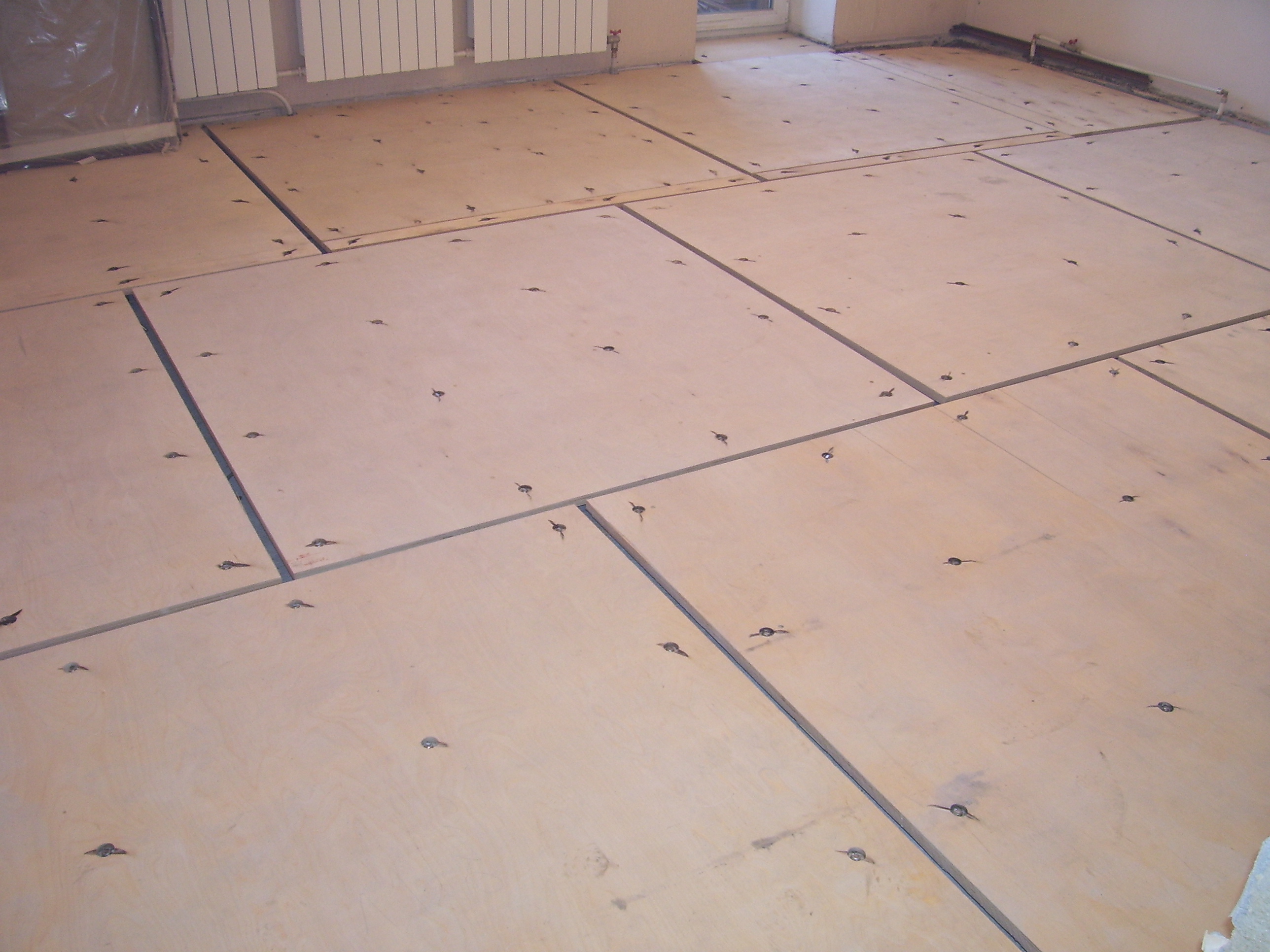Fäst plywood på golvmattan - välj rätt sammansättning