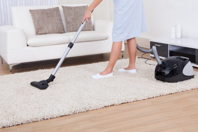 Vacuuming isang karpet