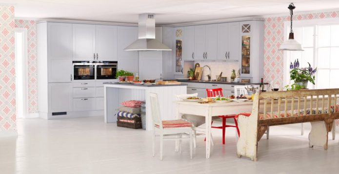 Weißes Laminat und weiße Möbel in der Küche