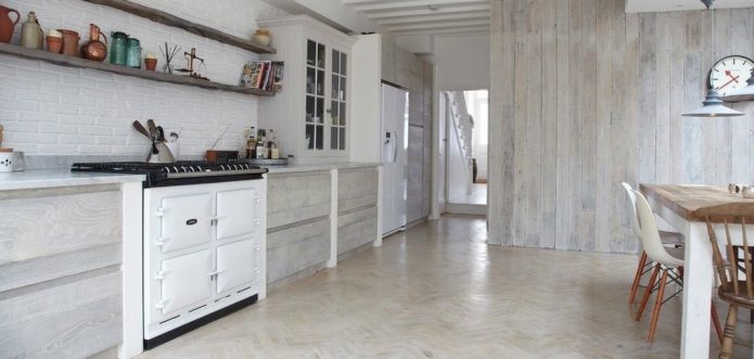 Кухня в скандинавски стил с бял ламинат