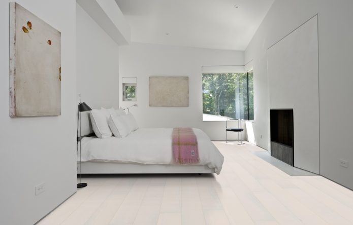Elegantna minimalistička spavaća soba u bijeloj boji