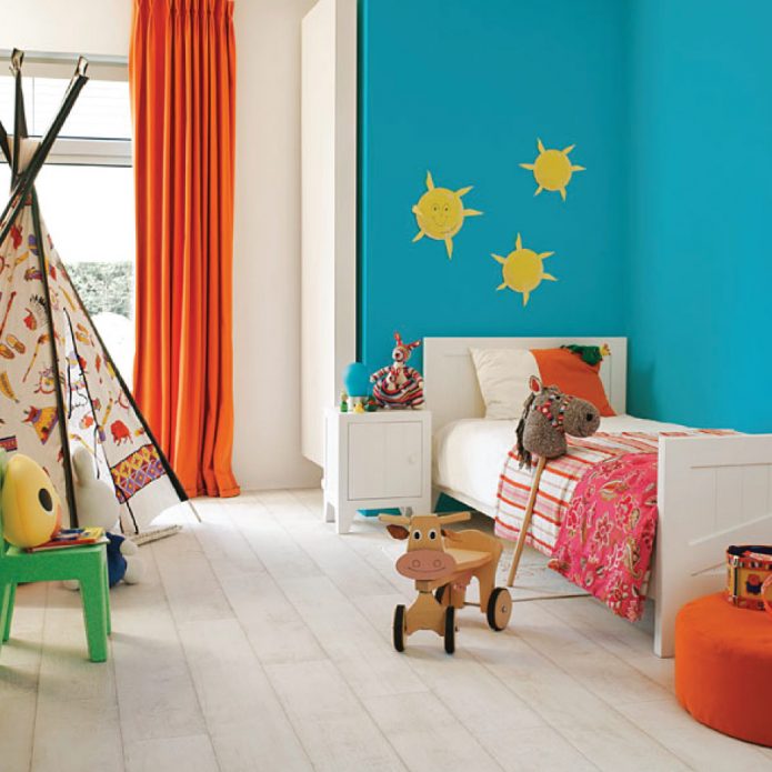 Quarto infantil com piso branco e elementos coloridos.