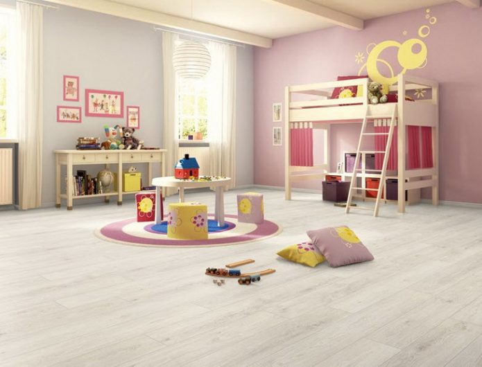 Vaikų kambarys su balto ąžuolo laminato grindimis