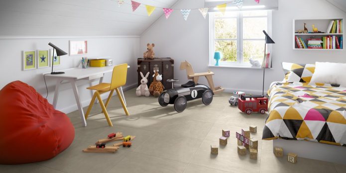 Laminát v podobě čtvercových dlaždic na podlaze v dětském pokoji