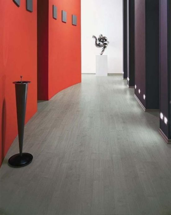 Laminátové podlahy a bohaté barvy stěn na chodbě