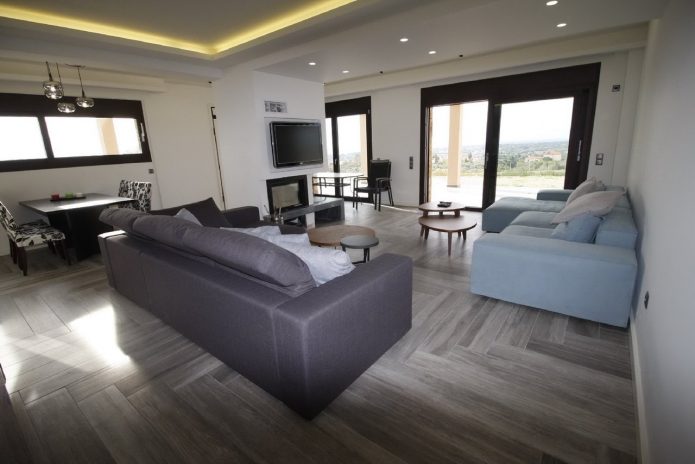 Sala de estar con piso laminado gris