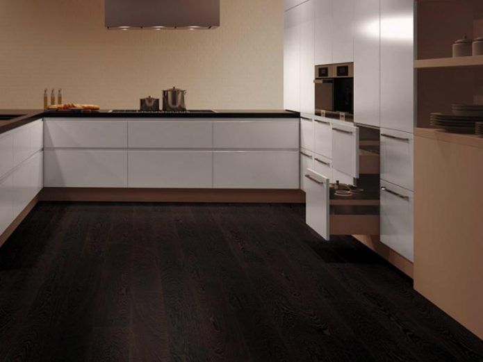 Interior de cocina con juego blanco y piso oscuro