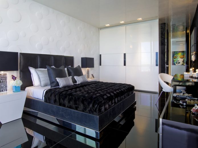Melna spīdīga grīda modernas guļamistabas interjerā