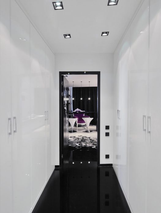Diseño de pasillo estrecho en blanco y negro con laminado brillante.
