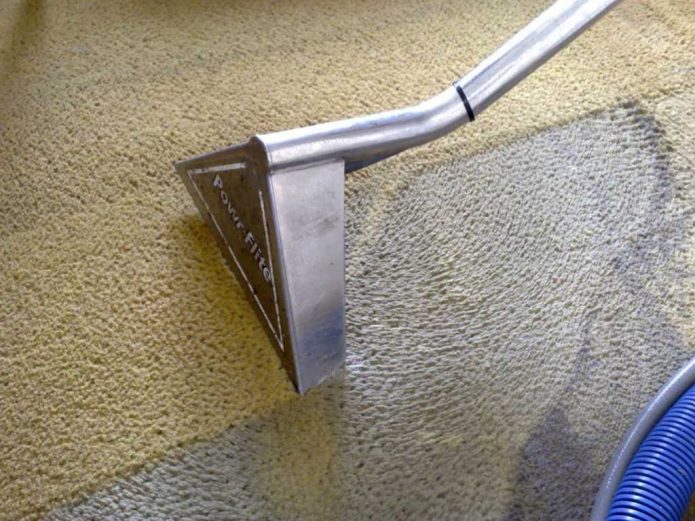 Paglilinis ng karpet gamit ang isang vacuum cleaner at shamunnya