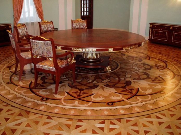 Wylot wykonany z laminowanej artystycznej podłogi w jadalni