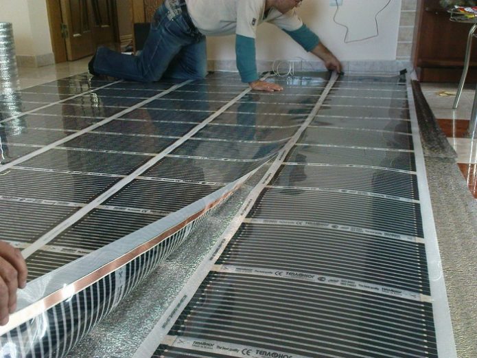 Pag-install ng isang film na heat-insulated floor