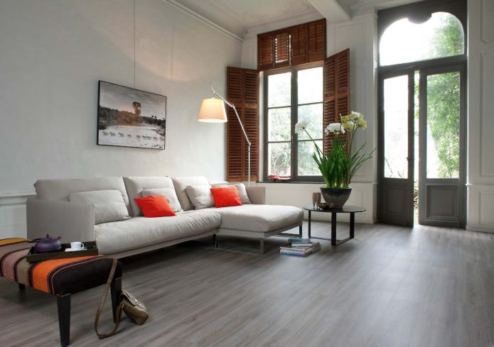 Lehký laminát v designu obývacího pokoje