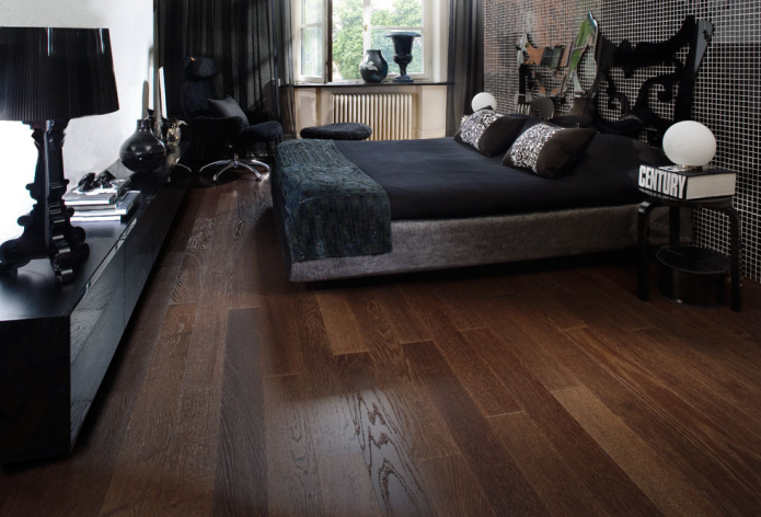 Natural wood laminate in the bedroom