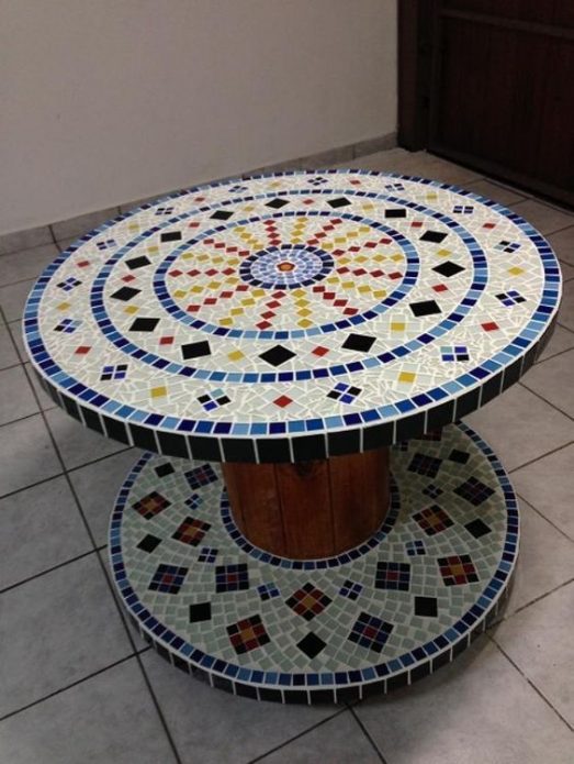 naka-tile na mosaic table