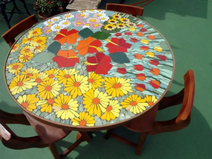 naka-tile na mosaic table