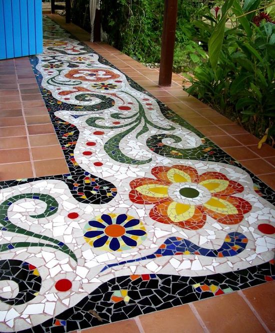 Maliwanag na mosaic path