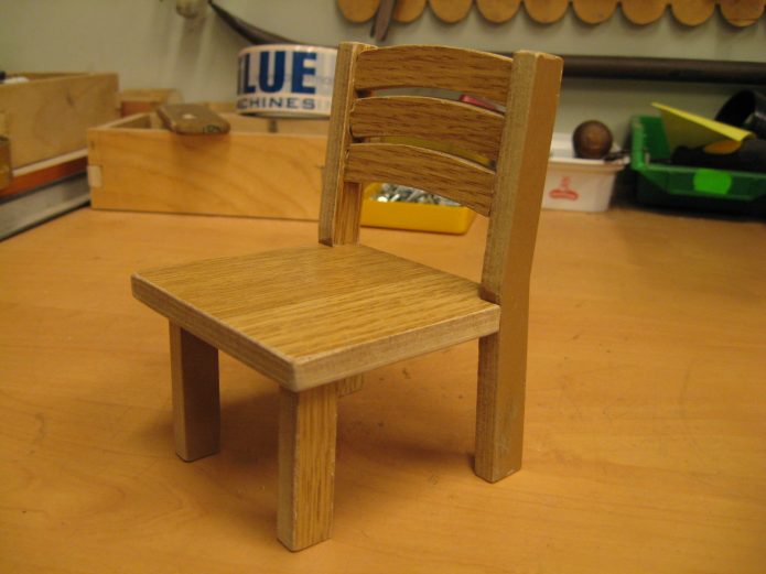 Lasten puinen tuoli