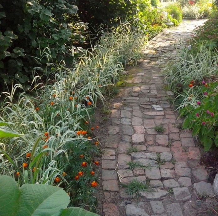 مسار حديقة من الطوب القديم